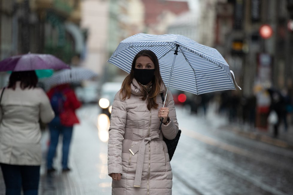 Koronavirus v Praze: Lidé s rouškami a deštníky během deštivého dne (14.10.2020)