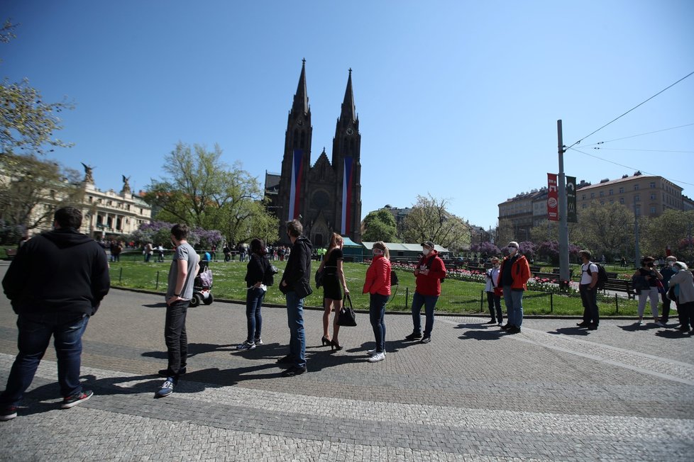 Odběrové místo na náměstí Míru v Praze (23. 4. 2020)