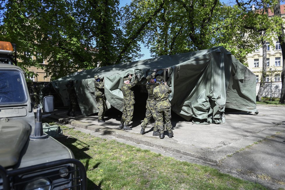 Armáda v Praze staví stany, ve kterých bude probíhat testování plošné promořenosti české populace. (22.4.2020)