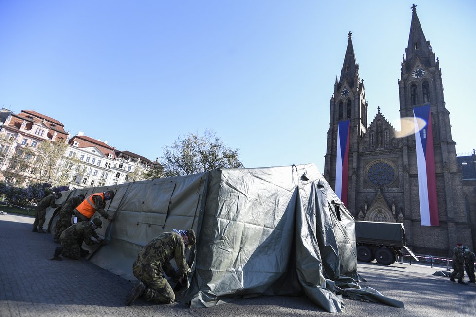 Armáda v Praze staví stany, ve kterých bude probíhat testování plošné promořenosti české populace (22. 4. 2020).