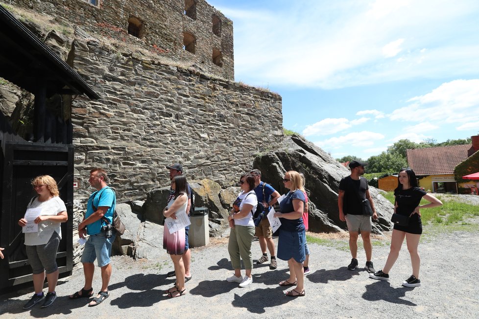 Koronaprázdniny v Česku: Lidé vzali hrady útokem. Fronta na Okoři (4.7.2020)