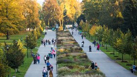 Koronavirus v ČR: Lidé na procházce v Olomouci