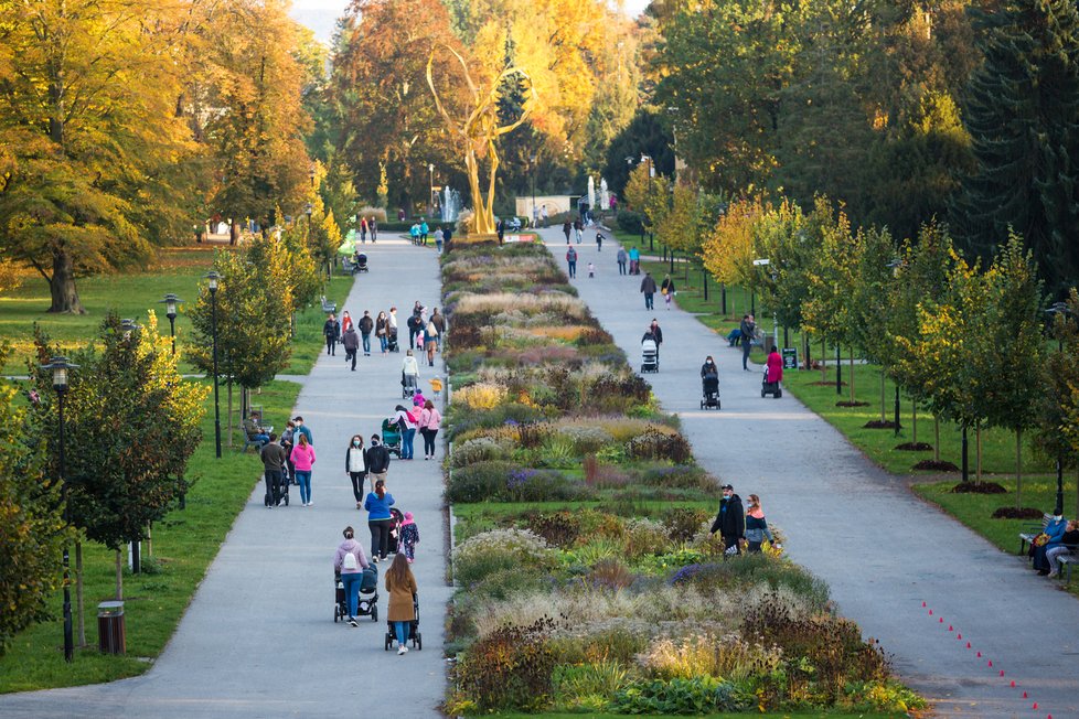 Koronavirus v ČR: Lidé na procházce v Olomouci