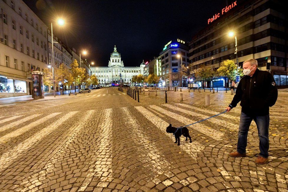 Liduprázdné ulice Česka po zákazu vycházení po 21.hodině