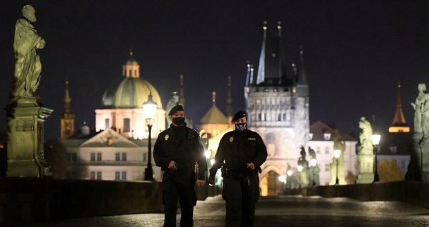 Porušení vládních nařízení v Praze: Strážníci řešili za říjen 10 tisíc případů, nejvíc v MHD 