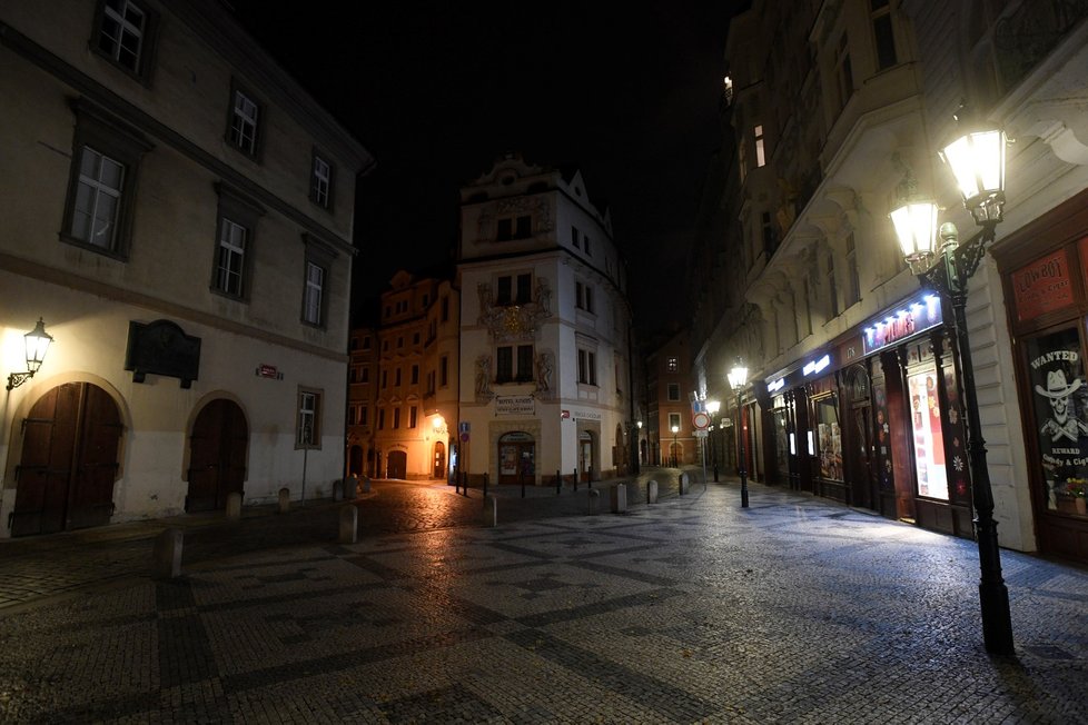 Liduprázdné ulice Česka po zákazu vycházení po 21.hodině