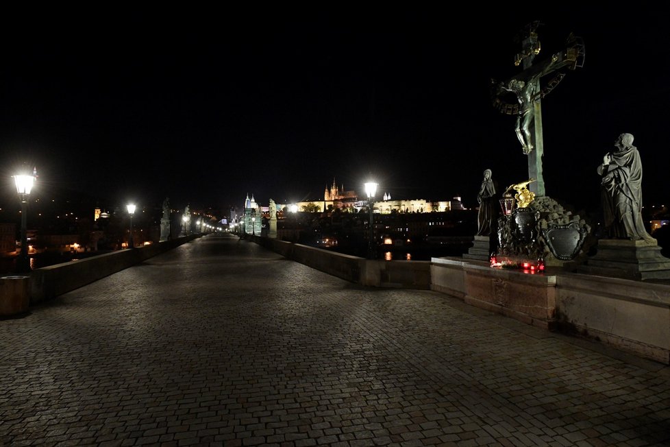 Liduprázdné ulice Česka po zákazu vycházení po 21. hodině