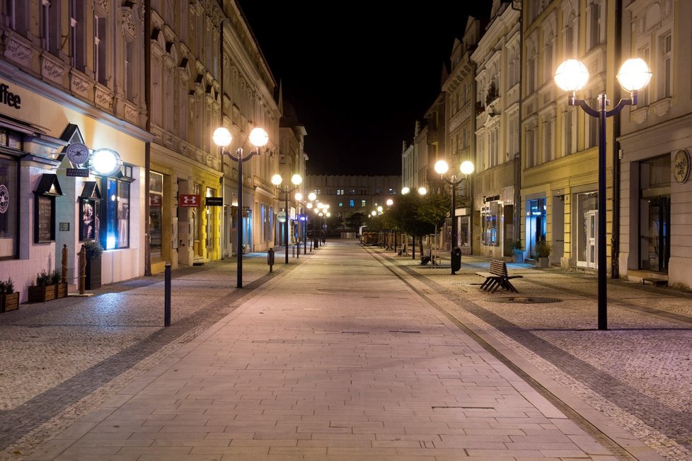 Liduprázdné ulice Česka po zákazu vycházení po 21. hodině