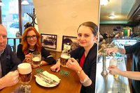 Poslední čepované pivo roku 2020 si dal i Klaus ml. Hospody zavřely, otevřou až v 2021?