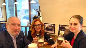 Restaurace pro rok 2020 patrně zavřely, poslední čepované pivo si dal i Václav Klaus s poslankyněmi Majerovou Zahradníkovou a Hyťhovou