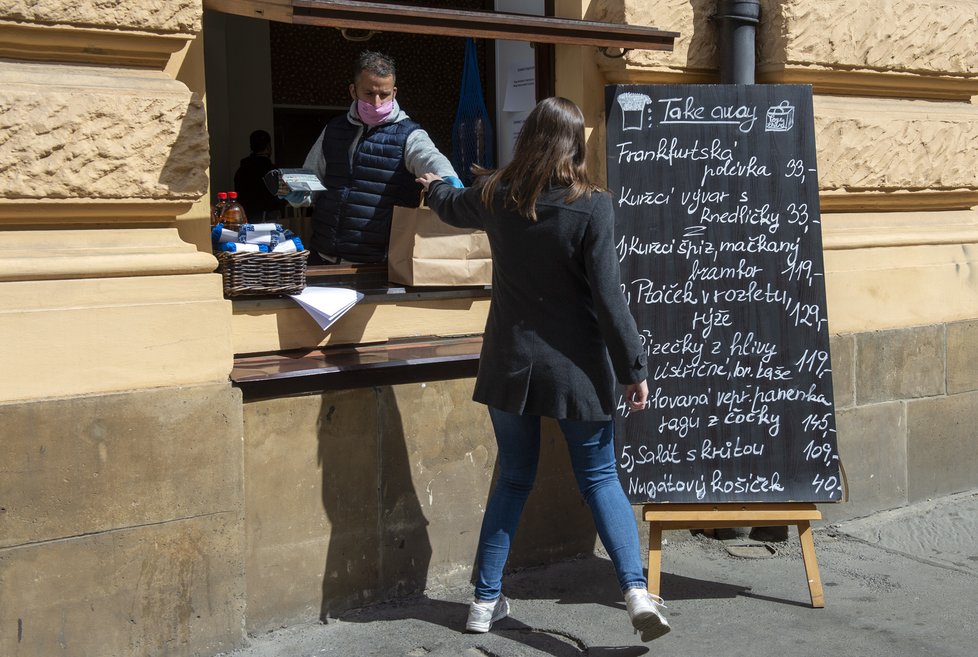 Do českých restaurací se pomalu začne vracet život. (15.04.2020)