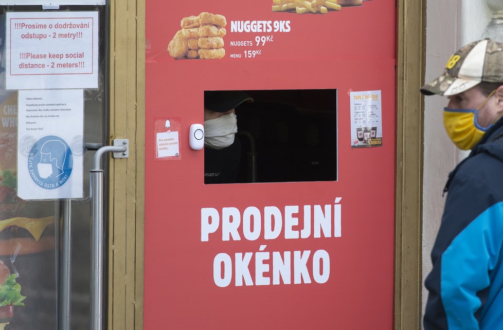 Do českých restaurací se pomalu začne vracet život (15. 04. 2020).