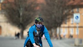Čeští cyklisté na kolech: Tito na helmy nezapomněli