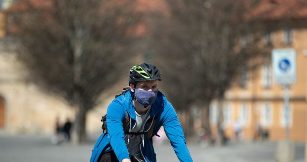 Koronavirus v Česku: Lidé v Praze vyrazili za pěkného počasí do ulic (11. 4. 2020).