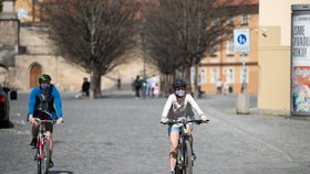 Čeští cyklisté na kolech: Tito na helmy nezapomněli