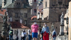 Koronavirus v Česku: Lidé v Praze vyrazili za pěkného počasí do ulic. (11.4.2020)
