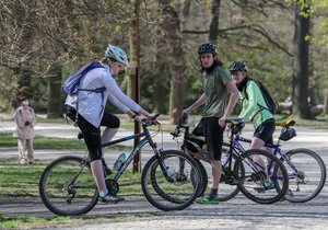 Čeští cyklisté na kolech: Tito na helmy nezapomněli