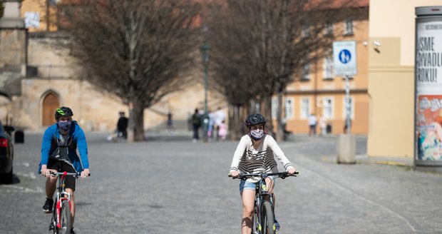 Koronavirus v Česku: Lidé v Praze vyrazili za pěkného počasí do ulic. (11. 4. 2020)