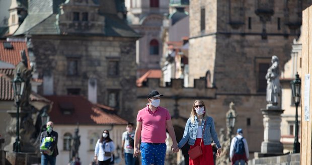 Koronavirus a Velikonoce: Lidé v Praze vyrazili za pěkného počasí do ulic (11. 4. 2020)