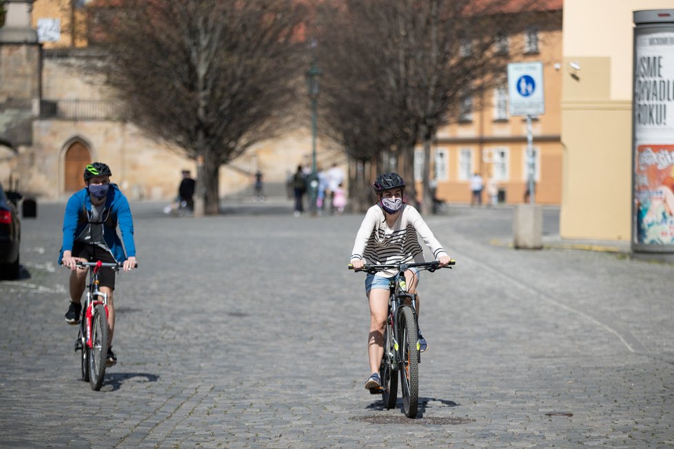 Koronavirus v Česku: Lidé v Praze vyrazili za pěkného počasí do ulic (11.4.2020)