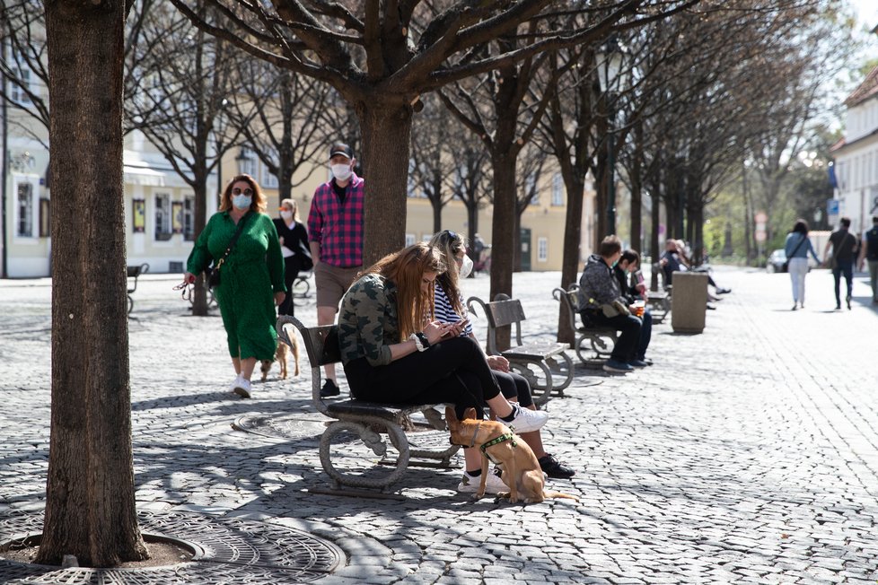 Koronavirus a Velikonoce: Lidé v Praze vyrazili za pěkného počasí do ulic (11. 4. 2020)