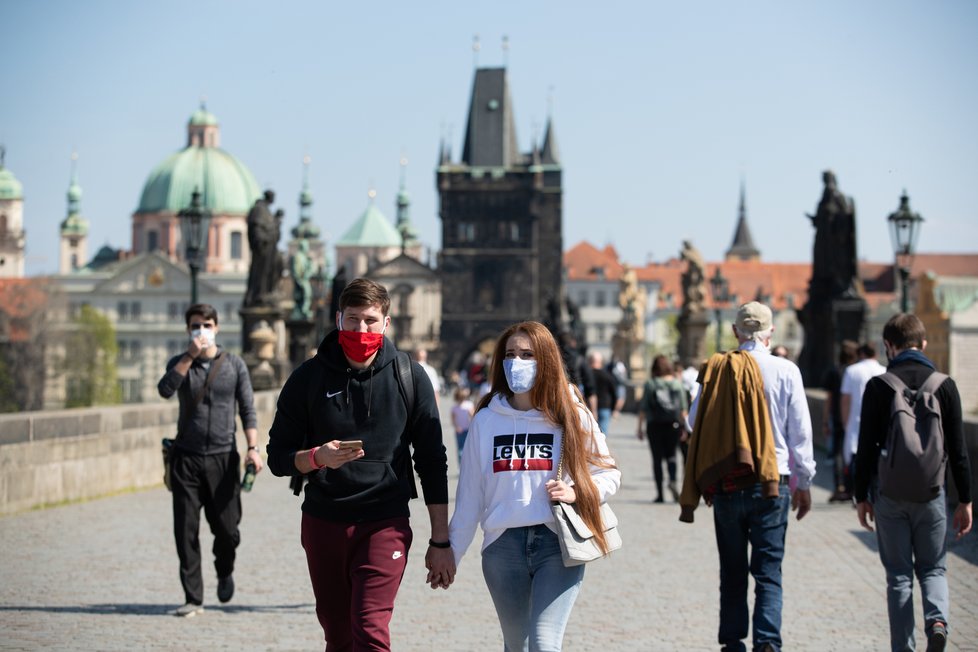 Koronavirus v Česku: Lidé v Praze vyrazili za pěkného počasí do ulic (11. 4. 2020).