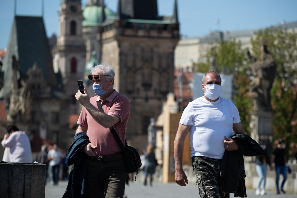 Koronavirus v Česku: Lidé v Praze vyrazili za pěkného počasí do ulic (11. 4. 2020)