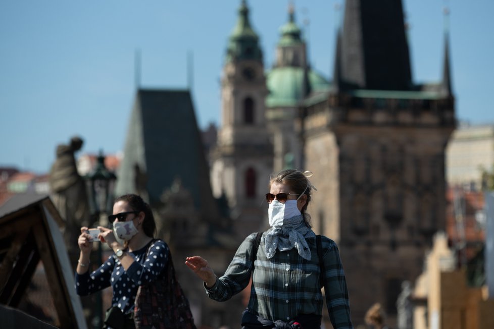 Koronavirus v Česku: Lidé v Praze vyrazili za pěkného počasí do ulic (11. 4. 2020).