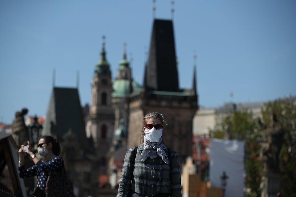 Koronavirus v Česku: Lidé v Praze vyrazili za pěkného počasí do ulic (11. 4. 2020).