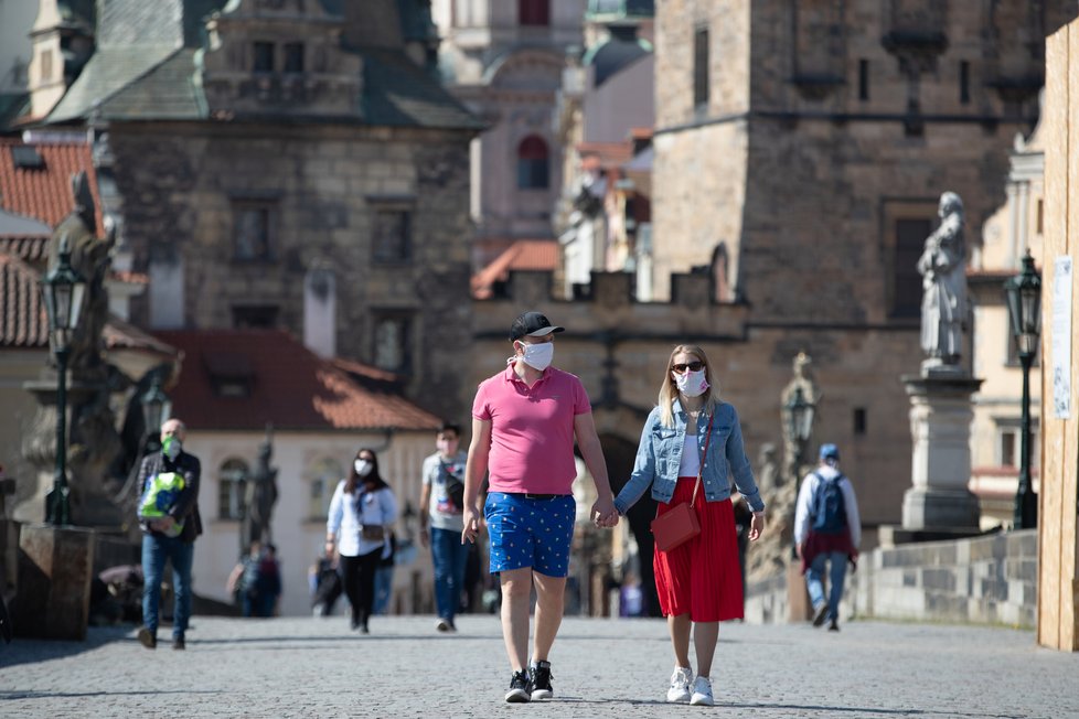 Koronavirus v Česku: Lidé v Praze vyrazili za pěkného počasí do ulic. (11.4.2020)