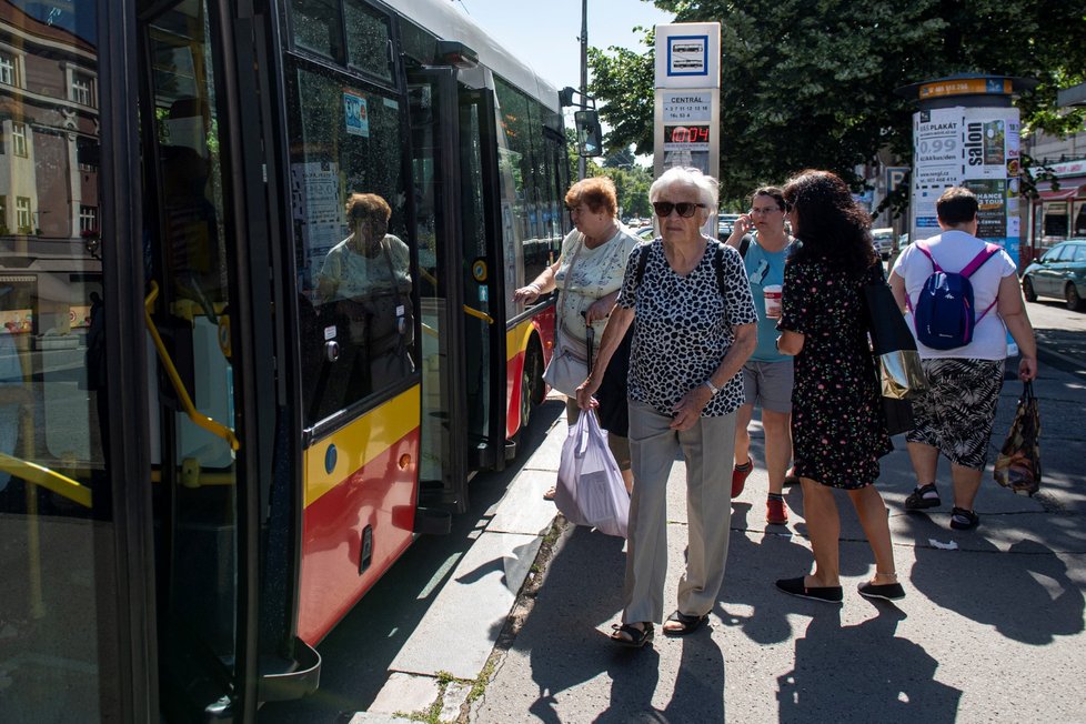 Od 1. 7. mohou Češi odložit roušky ve vnitřních prostorách a také v hromadné dopravě. Někteří ale roušku stále nosí. (1.7. 2020)