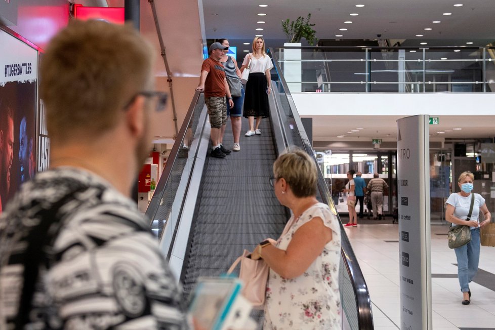 Od 1. 7. mohou Češi odložit roušky ve vnitřních prostorách a také v hromadné dopravě. Někteří ale roušku stále nosí. (1.7. 2020)