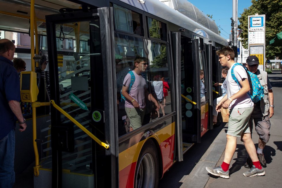 Od 1. 7. mohou Češi odložit roušky ve vnitřních prostorách a také v hromadné dopravě. Někteří ale roušku stále nosí (1.7. 2020)