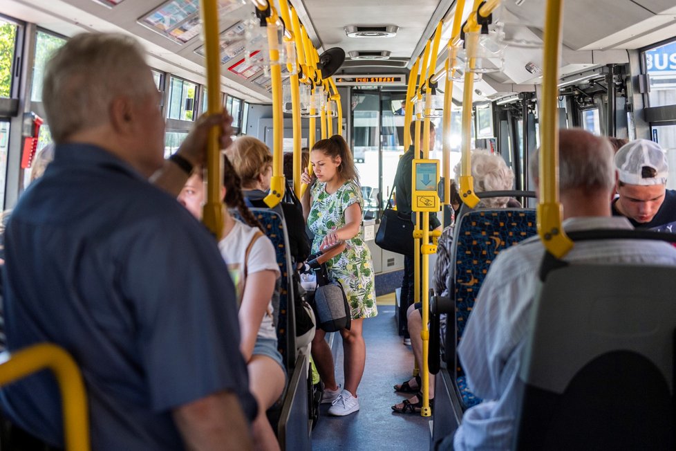 Od 1. 7. mohou Češi odložit roušky ve vnitřních prostorách a také v hromadné dopravě. Někteří ale roušku stále nosí. (1.7. 2020)