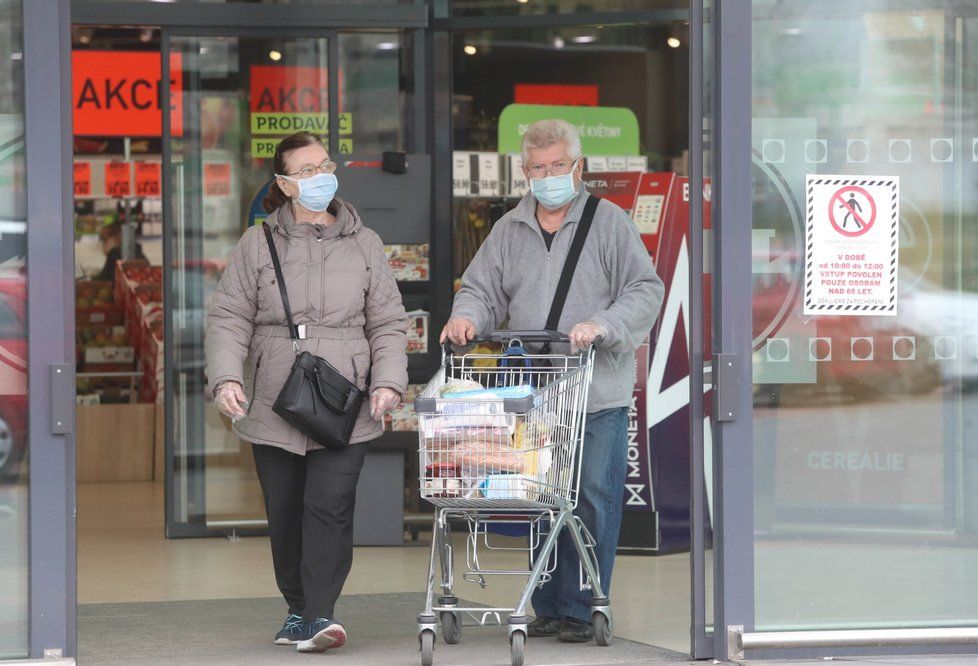 Češi vyrazili na nákupy v rouškách. (19. 3. 2020)