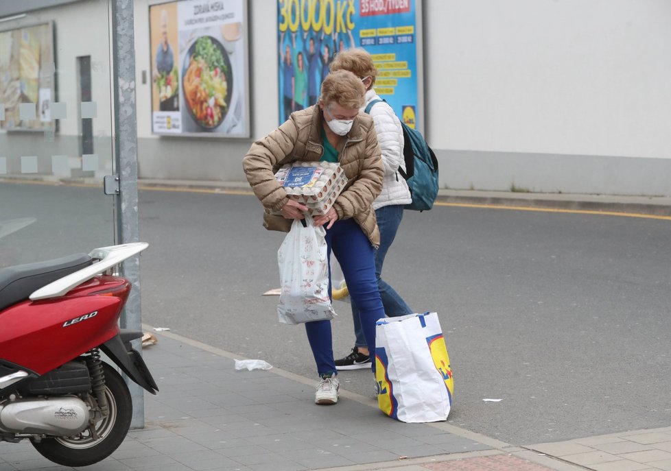 Češi vyrazili na nákupy v rouškách. (19. 3. 2020)