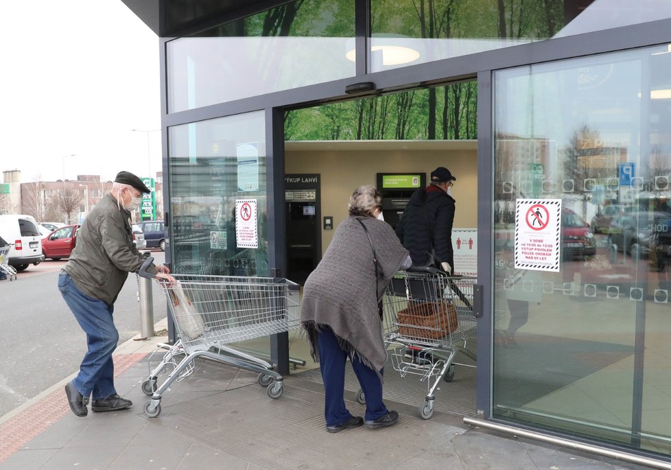 Češi vyrazili na nákupy v rouškách. (19. 3. 2020)