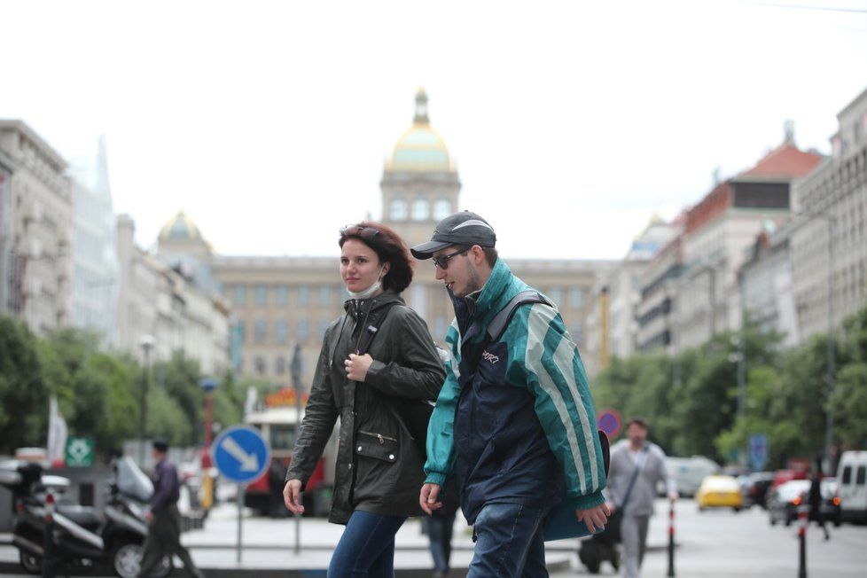 Češi po dlouhých měsících sundali venku roušky. (25. 5. 2020)