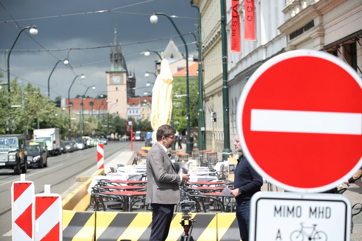 Češi po dlouhých měsících sundali venku roušky (25. 5. 2020)