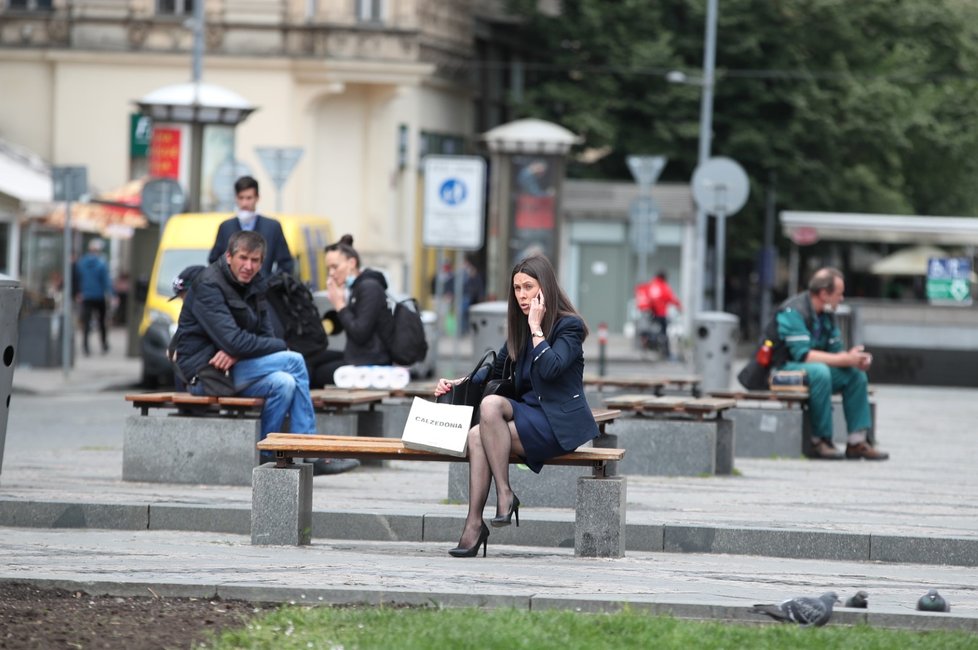 Češi po dlouhých měsících sundali venku roušky. (25. 5. 2020)