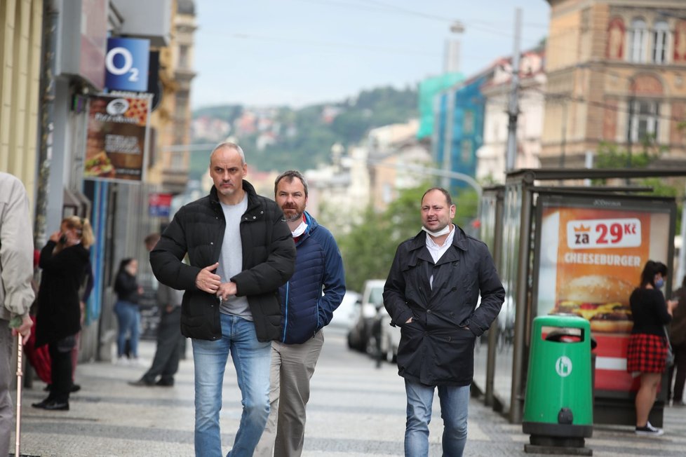 Češi po dlouhých měsících sundali venku roušky. (25. 5. 2020)