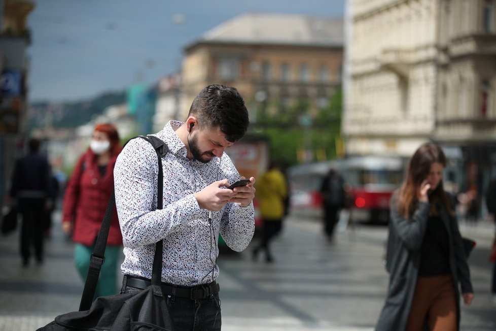 Češi po dlouhých měsících sundali venku roušky (25. 5. 2020).