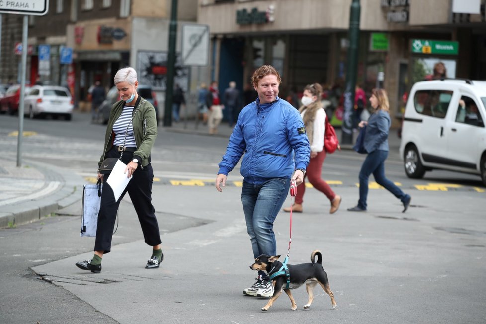 Češi po dlouhých měsících sundali venku roušky. (25. 5. 2020)