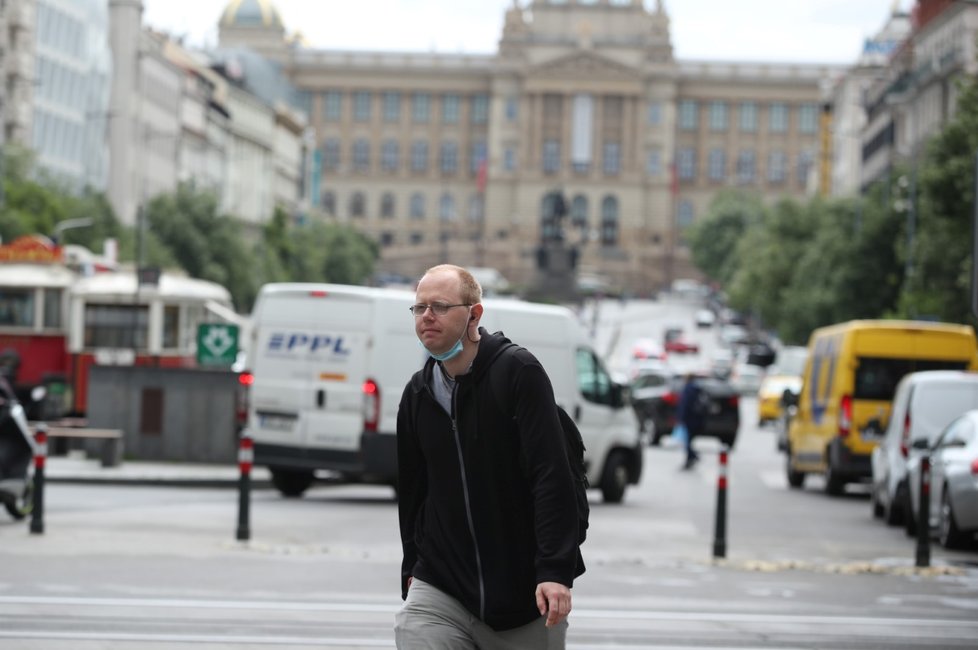 Češi po dlouhých měsících sundali venku roušky. (25. 5. 2020)