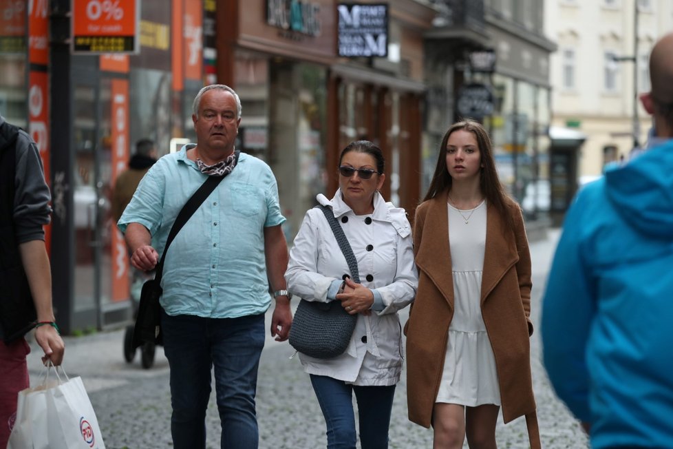 Češi po dlouhých měsících sundali venku roušky. (25. 5. 2020)