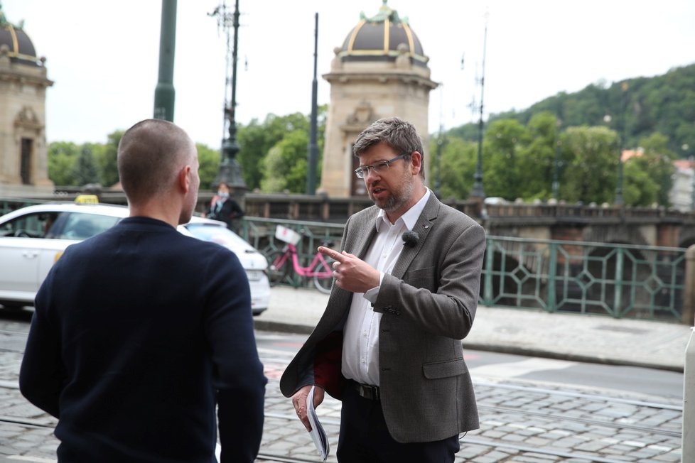 Češi po dlouhých měsících sundali venku roušky. (25. 5. 2020)