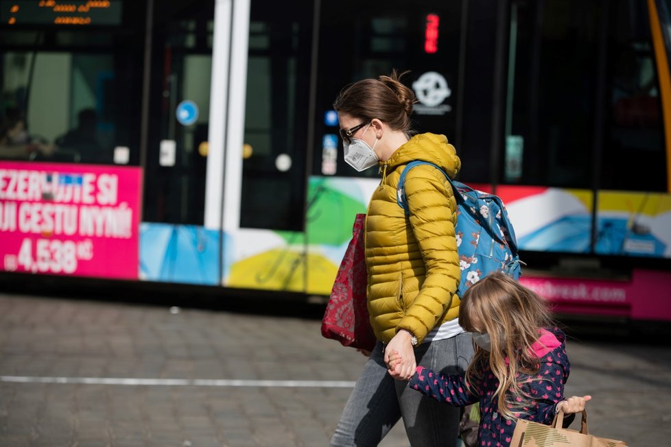 Koronavirus v Česku: Lidé v rouškách vyrazili do ulic Prahy, stihl je déšť (23. 5. 2020).