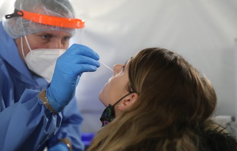 Chaos u PCR testů zdarma: Naštvaní lidé ve frontě se jich nedočkali. Vojtěch mění cenu