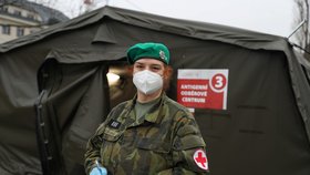 Jitka pracuje na odběrové místě v Ústřední vojenské nemocnici