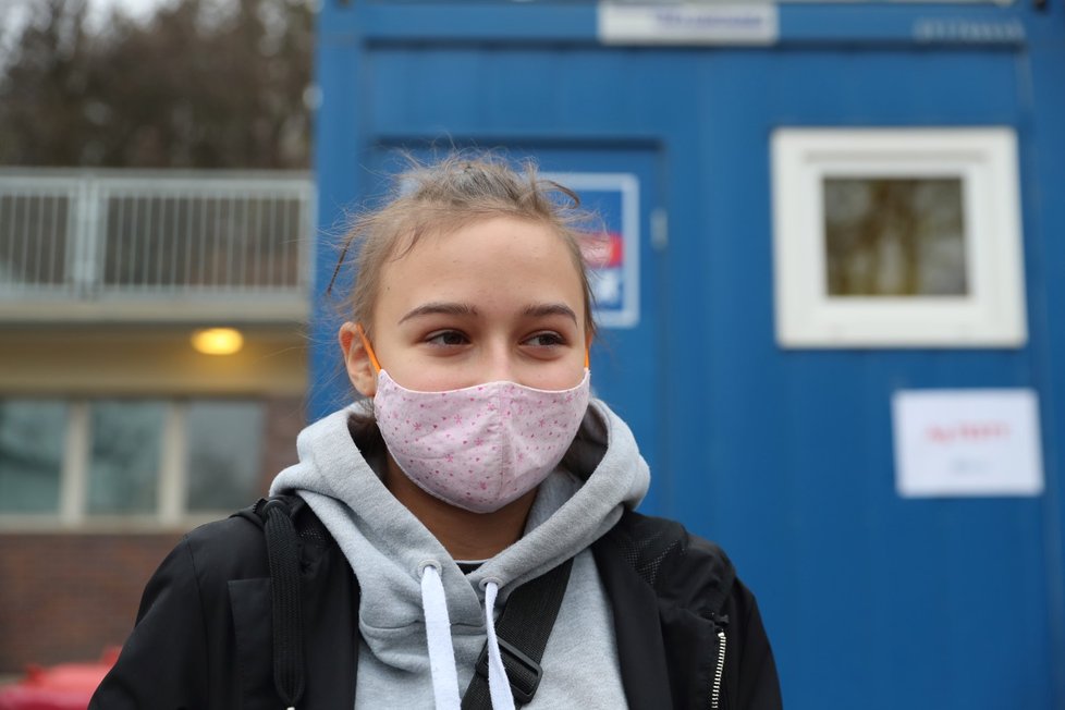 Anička (11) přišla na antigenní testování do Nemonice Na Bulovce